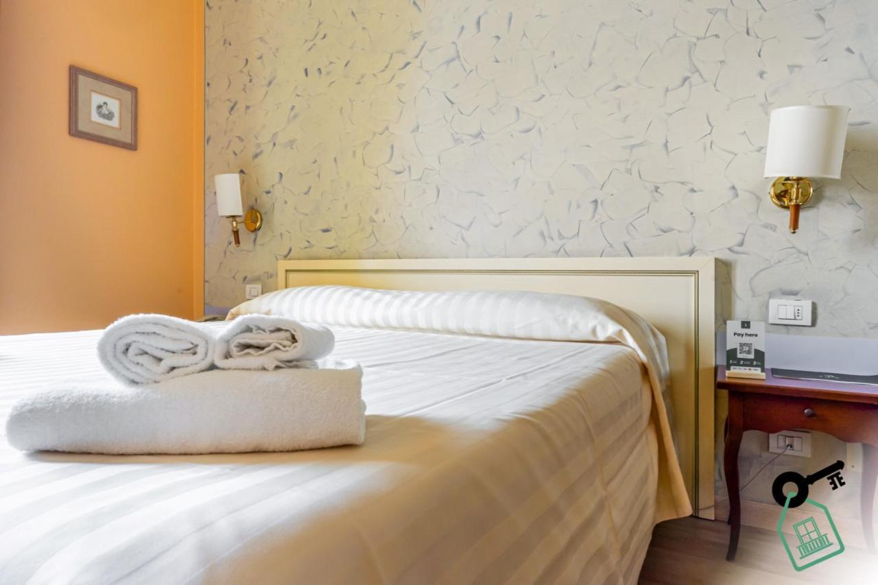 Hotel Rooms Lago Maggiore Verbania Esterno foto