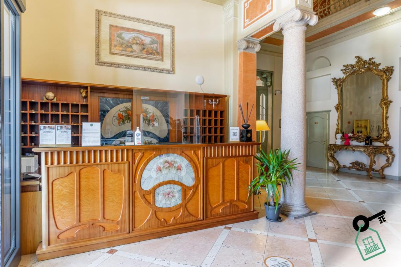 Hotel Rooms Lago Maggiore Verbania Esterno foto
